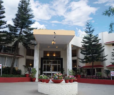 https://imgcld.yatra.com/ytimages/image/upload/t_hotel_yatra_city_desktop/v1552801001/Hotel/Mount Abu/00001236/Overview_CEFV3i.jpg